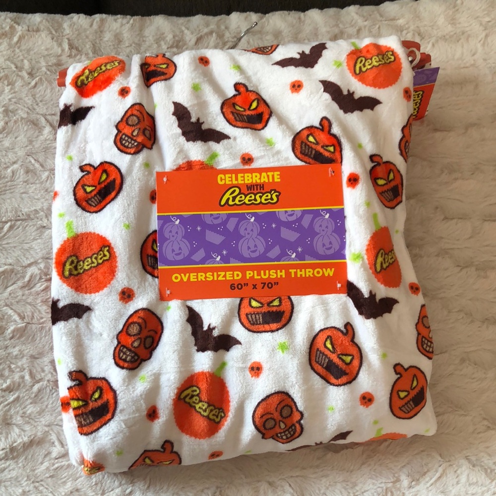 REESE’S Halloween Plush Throw Blanket - White with Orange Pumpkin Print